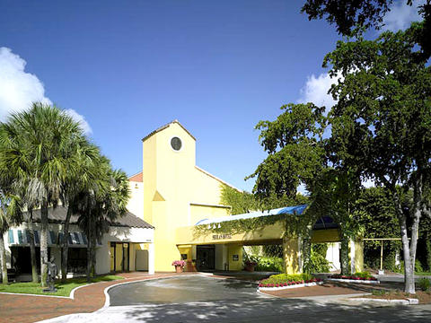 Shulka's Hotel & Gulf Club